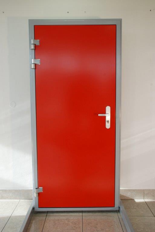 Červené jednokřídlové dveře BEDEX.